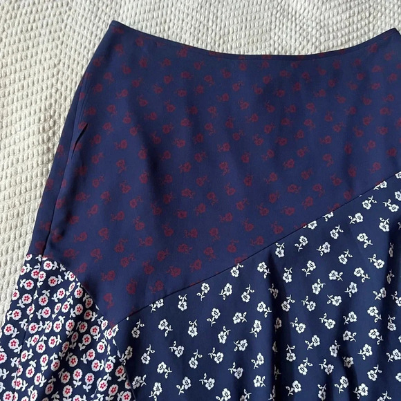 ๐ค Beautiful Talbots Pieced Floral Midi Skirt๐ค - Picture 6 of 9